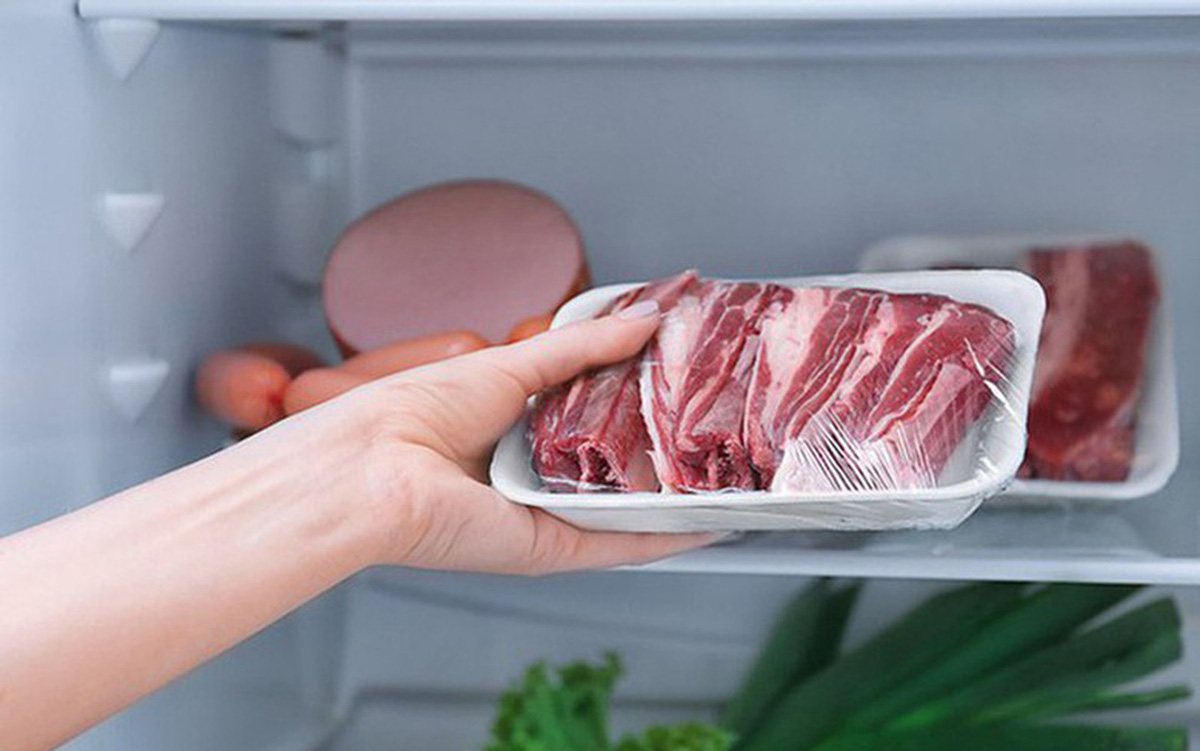 Rã đông thịt trong ngăn mát tủ lạnh